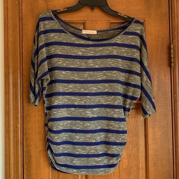 5/$20 BUNDLE 🎈 Lightweight silver and blue shapely knit blouse box 13 - Picture 2 of 8